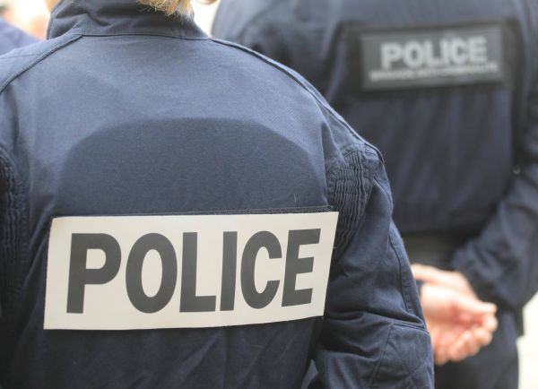 La police caillassée lors de la fête de la musique à Nice, une foule hostile dispersée avec chiens d'attaque et grenades lacrymogènes