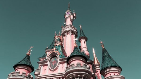 Mariage d'une fillette de 9 ans à Disneyland Paris : il a payé 130 000 euros pour faire "vivre une journée de princesse" à l'enfant ukrainienne