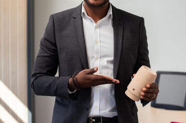 Alex Moubé, l'entrepreneur qui rend le ciment moins polluant
