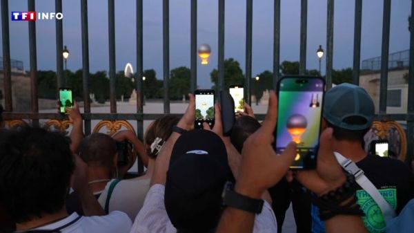 "On voulait voir ça" : un an après les Jeux, la vasque olympique illumine à nouveau Paris | TF1 INFO