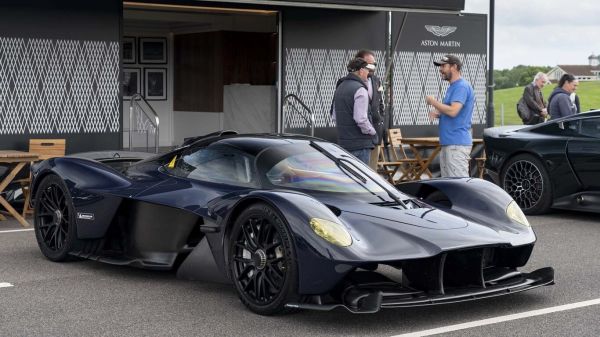 Il a acheté une Aston Martin Valkyrie pour trois millions d'euros et maintenant il poursuit la marque en justice : le moteur V12 est si bruyant qu'il n'entend même pas les ambulances arriver