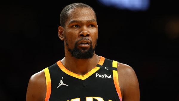 Gros trade en NBA: Kevin Durant file chez les Houston Rockets et apprend son trade... en plein évènement médiatique