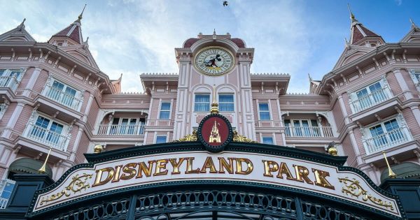 Seine-et-Marne. "Marié" maquillé, figurants... ce que l'on sait du faux mariage à Disneyland avec une fillette