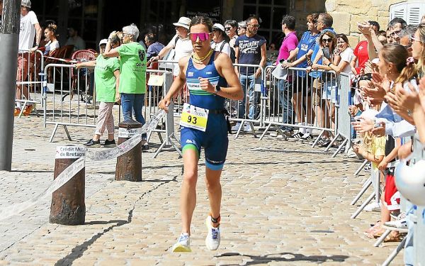Triathlon S d'Auray : la Vannetaise Laura Lezoraine, reine à Saint-Goustan