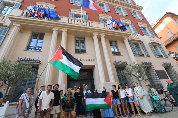 "Avec ce drapeau israélien sur le fronton de la mairie de Nice, Christian Estrosi divise la population": un rassemblement ce dimanche pour réclamer le retrait du drapeau de l'Etat hébreu