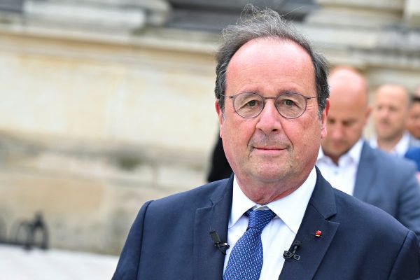 François Hollande à nouveau grand-père : il s'éclate avec ses petits-enfants et Julie Gayet en plein Paris