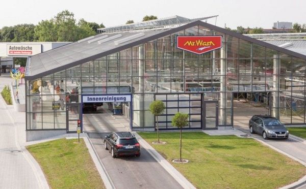 Le plus grand lave-auto du monde nettoie 4 000 voitures par jour, emploie 100 personnes et s'ils ne laissent pas votre voiture en parfait état, le patron la nettoiera personnellement pour vous