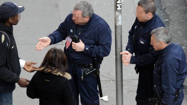 Plus de contrôles d'identité et des discriminations persistantes, pointe le Défenseur des droits