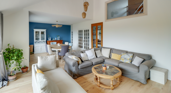 Avant/Après, cette maison défraîchie semblait figée dans les années 70 : elle s'est muée en cocon ultra élégant !