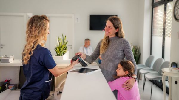 Gynécologue, dermatologue... La hausse de ces 6 consultations chez le médecin reportée en janvier 2026