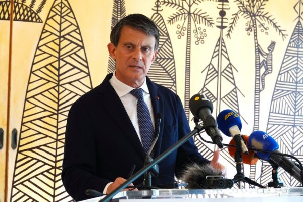 Avenir institutionnel, vie chère, crise économique... Quel bilan Manuel Valls tire-t-il de son action au ministère des Outre-mer ?