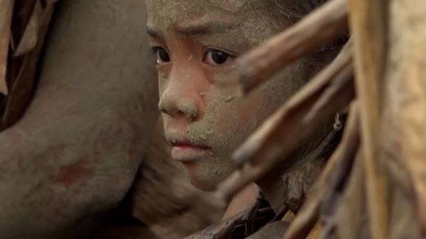 Plus de 2 000 personnes se joignent à un rituel de boue aux Philippines pour prier pour la paix dans le monde