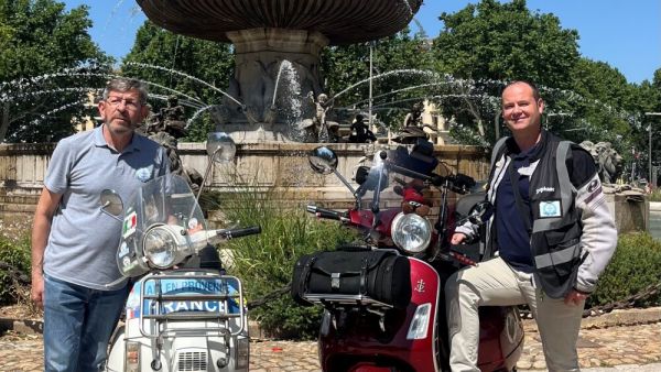 Trois Aixois passionnés de Vespa se lancent dans une aventure hors-norme, de la Provence au Cap Nord en Norvège