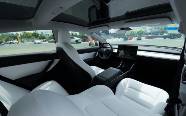 Le taxi sans chauffeur de Tesla est enfin là, mais sous haute surveillance