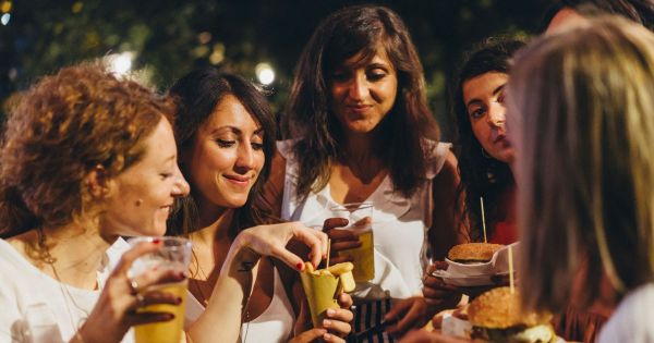 À l'apéro, ce simple ajustement peut vous éviter les ballonnements post-repas