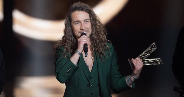 Julien Doré : nouvelles photos de son fils, qui a la main verte comme lui