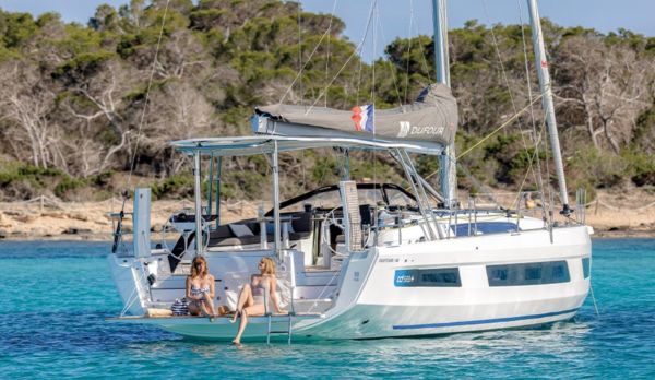 Dufour 48 : un croiseur de 15 mètres pensé pour la vie à bord