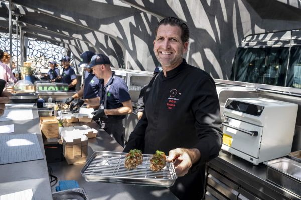 Alexandre Mazzia inaugure son restaurant « street food » sur le toit du Mucem