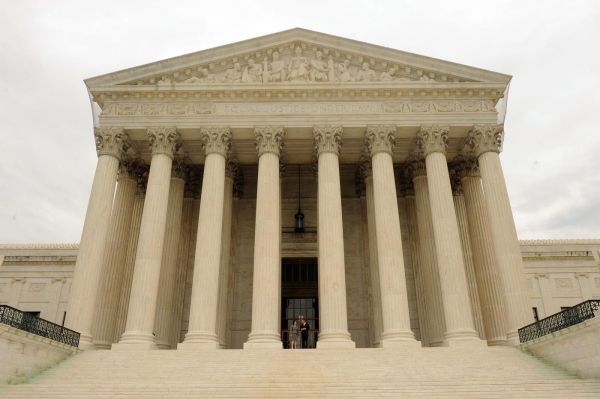 États-Unis : la Cour suprême restreint les pouvoirs des juges fédéraux face à l'exécutif