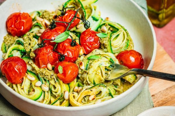 Spaghettis de courgettes, pignons de pin & basilic