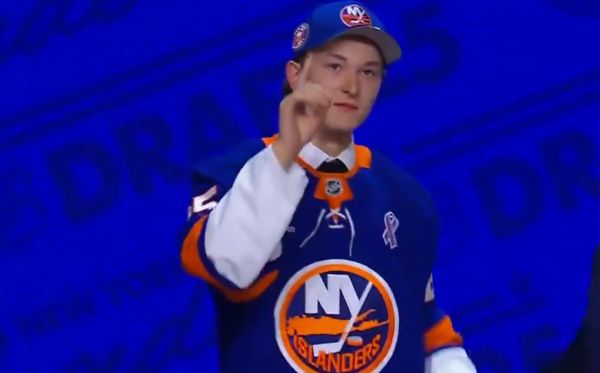 Matthew Schaefer en larmes après avoir été repêché au premier rang par les Islanders