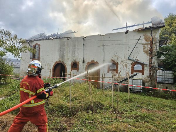 Incendie à Ance-Féas : une habitation et une grange réduites en cendres