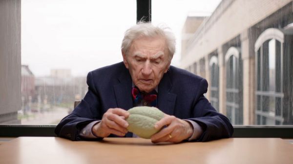 À 102 ans, il est le plus vieux médecin en exercice au monde: voici ses secrets de longévité