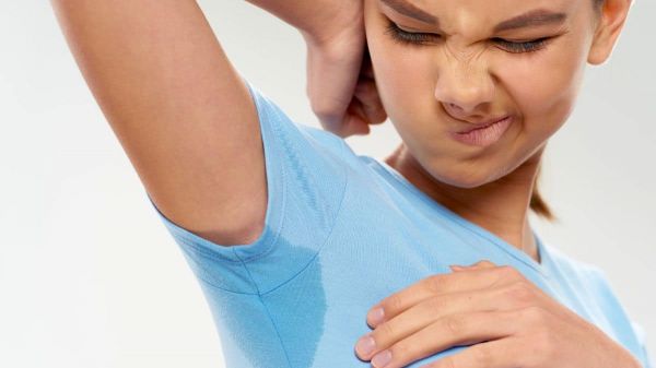 Cette technique géniale pour ne plus avoir d’auréoles de transpiration sous les bras