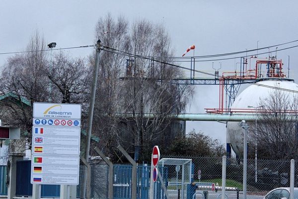 Émanation de fumée dans cette grosse usine suite à la décomposition d'un produit chimique, une personne intoxiquée