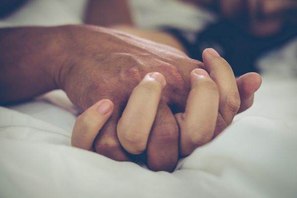 Un soldat surprend sa femme en flagrant délit et coupe le sexe de son amant