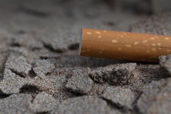La cigarette bannie à la plage et au parc, mais pas en terrasse