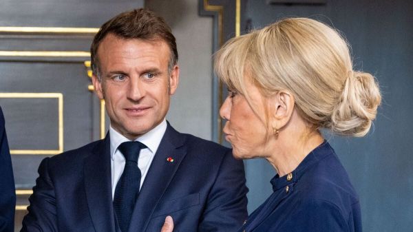 Emmanuel Macron rembarré par Brigitte devant les caméras : "Non mais chéri, on parle à deux"