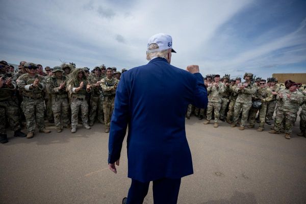 Donald Trump, le virage militariste du président qui se promettait « artisan de paix »