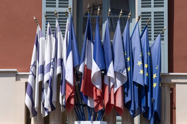 Les drapeaux d'Israël retirés de la mairie de Nice, Estrosi les a remplacés par une pancarte avec un message