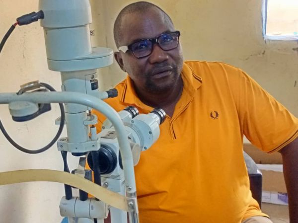 L’impact de la luminosité des écrans dès le réveil sur la santé oculaire : ce qu’il faut savoir