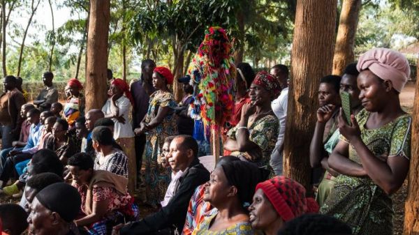 Au Rwanda, la légèreté et les blessures à vif de "Petit Pays" adapté en théâtre itinérant