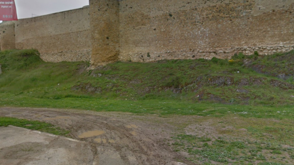 La visite scolaire vire au cauchemar : une femme chute mortellement des remparts du château sous les yeux d'une classe de CM2