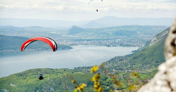 Haute-Savoie. Un parapentiste meurt en chutant dans le lac d'Annecy