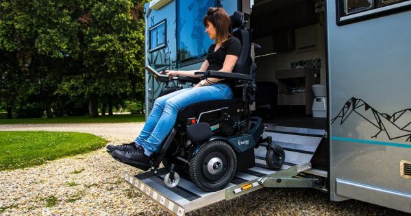 Des camping-cars pour les personnes à mobilité réduite, à la télé comme dans la vraie vie
