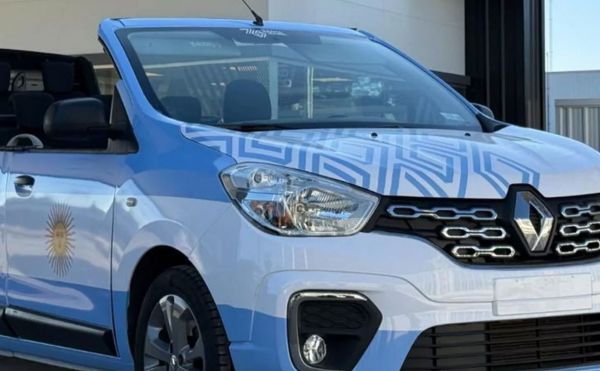 Quelle est cette improbable Renault limousine et cabriolet en même temps ?
