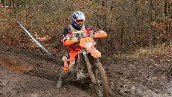 Oise : un motard percute un arbre à 127 km/h... et s'en sort avec des égratignures