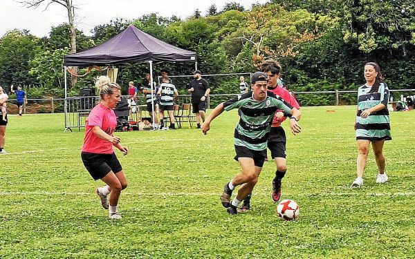 « On est mal en match, mais on veut gagner le prix du meilleur déguisement » : le premier tournoi de foot de Baye La Morena a fait gagner la mixité sociale