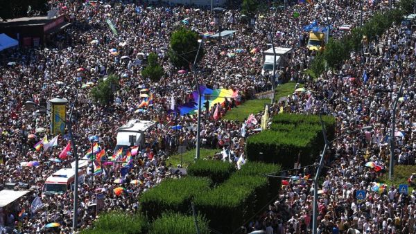 Ils s'exposent à une amende jusqu'à 500 euros et à un an de prison... En Hongrie, 200 000 personnes défilent à la marche des fiertés interdite par Viktor Orban