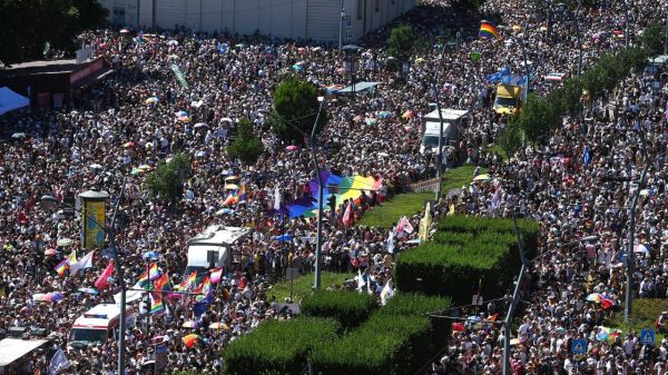 A Budapest, très forte affluence à la marche des fiertés interdite par Viktor Orban