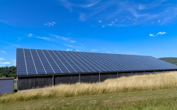 L’État réduit encore les aides à l’électricité solaire en toiture