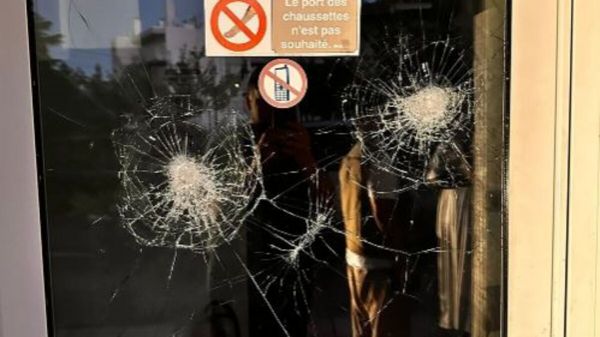 Isère : la porte d'une mosquée vandalisée, du mobilier renversé et des tracts collés sur les murs