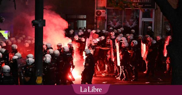 Situation tendue en Serbie: la police utilise du gaz lacrymogène contre des manifestants (VIDEO)