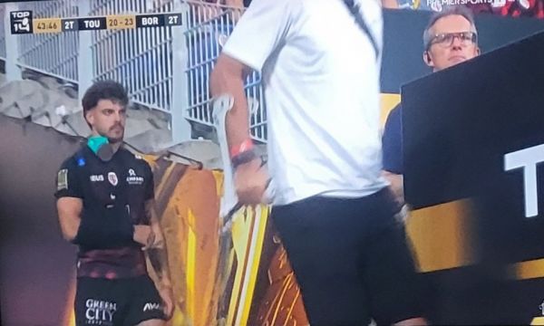 Romain Ntamack en pleurs, sérieusement touché à l'épaule !