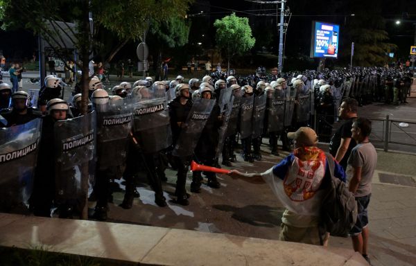 Des dizaines de milliers de manifestants réclament des élections anticipées en Serbie