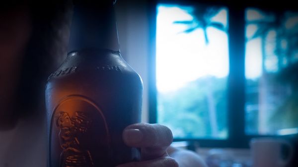 Alcool : pourquoi les gros consommateurs continuent de boire à La Réunion ?